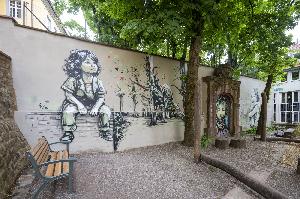 Augustiner Spielplatz saniert: Neue Bänke und alte Mauern